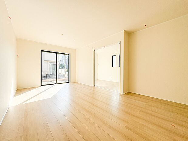 【ダイニング LDK17帖】忙しい朝でも家族揃って食事をしたいゆとりあるダイニングスペース。