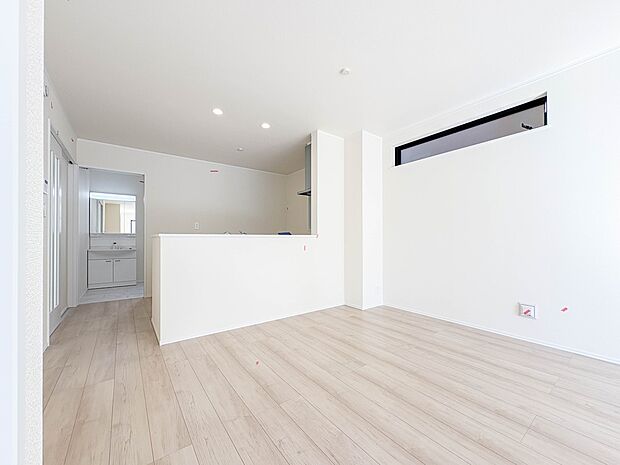 【ダイニングキッチン LDK17帖】会話でホッとコミュニケーションできるリビング。料理でホッとハピネスになるキッチンなど。人をホッとさせる最新設備・仕様を採用しています。