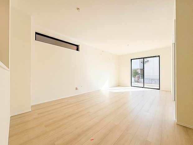 【リビングダイニング LDK17帖】シンプルなデザインの家は風情がある。住む人のこだわりを感じる。外観も内装もいたってシンプル。居心地がよく、家事や趣味、子育てなどにも集中できる。家も人間も…