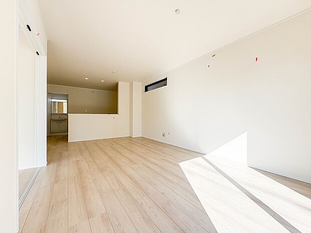 【リビングダイニング　LDK17帖】シンプルなデザインの家は風情がある。住む人のこだわりを感じる。外観も内装もいたってシンプル。居心地がよく、家事や趣味、子育てなどにも集中できる。家も人間も…