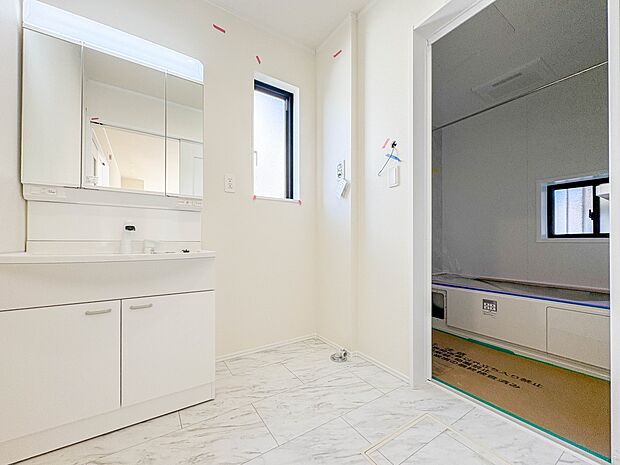 【ランドリースペース】毎日使う洗濯機。しっかりと奥行きのある置き場が確保されています。