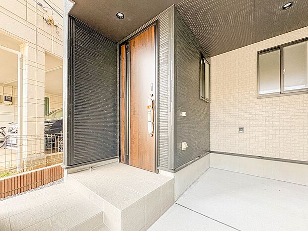 2号棟【玄関】家の顔となる玄関は、高いデザイン性が求められます。高級感と断熱性、防犯性に優れた玄関ドアを標準装備。ピッキング対策のセキュリティサムターン等、防犯に考慮しました。