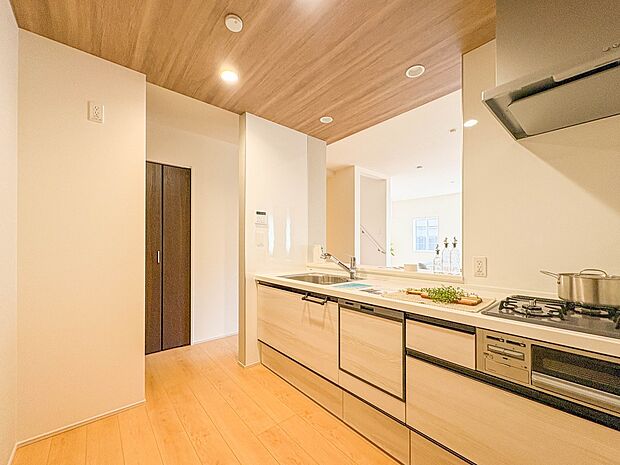 【キッチン】ナチュラルな自然光の中での調理。会話が弾む対面型キッチン。お洒落な食器類を余裕で収納できるスペース。動きやすい女性目線のキッチン動線。これからはお料理をつくる時間が劇的に変わりま…