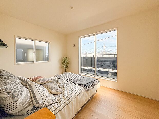 【寝室6.87帖】シンプルな内装はおしゃれのポイントです。シンプルは華美より飽きがこないからです。色や模様でおしゃれ感をだす。それがシンプルイズビューティーです。