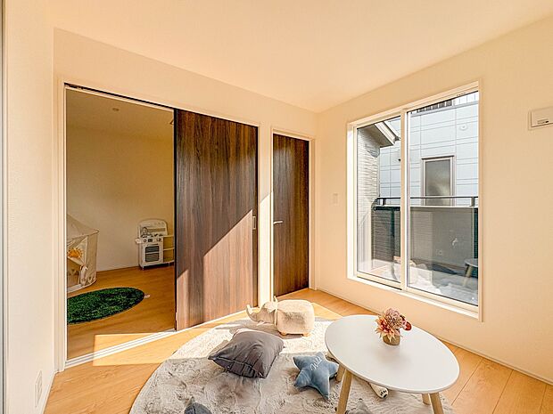 【子供部屋4.5帖+4.5帖】自然光の明るい空間でお子様と遊べます。