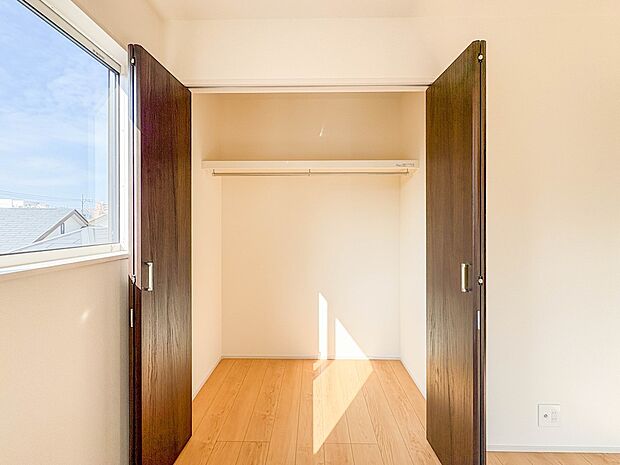 【収納】壁面クローゼットのメリットは、衣類が横一列に並ぶためひと目で洋服が選びやすいこと。衣類をたくさんお持ちの方も、限られたスペース内に無理なく収納することができます。