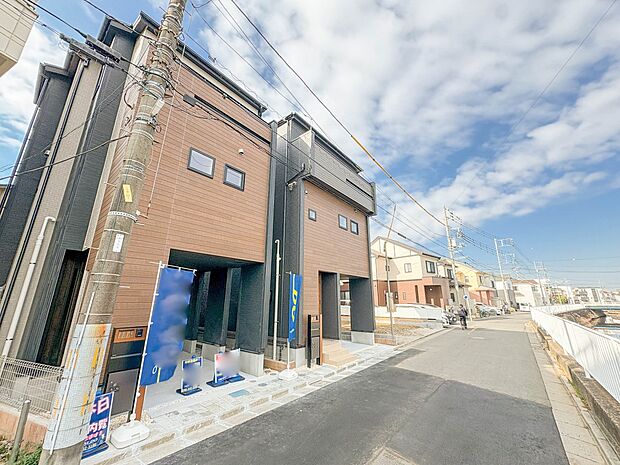 2号棟【外観】家族の温かさと陽光の暖かさ、楽しい毎日と明るい未来を予感させる「空間が織り成すひとつ先の住み心地」を演出します。