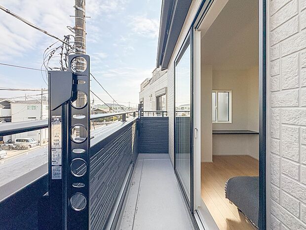 【バルコニー】 バルコニーから差し込む陽光・通風は、住環境・快適性と共に有り続ける貴重な「財産」です。