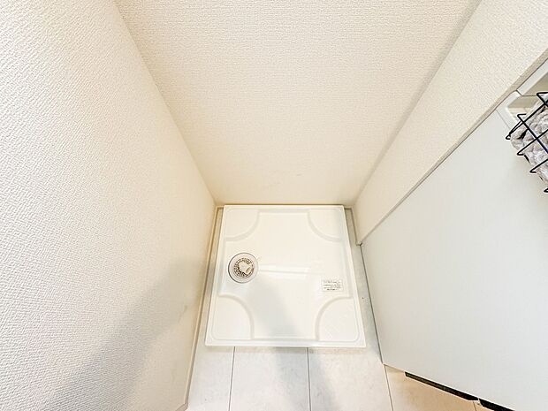 【ランドリースペース】毎日使う洗濯機。しっかりと奥行きのある置き場が確保されています。