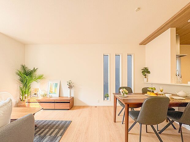 2号棟【LDK18帖】会話でホッとコミュニケーションできるリビング。料理でホッとハピネスになるキッチンなど。人をホッとさせる最新設備・仕様を採用しています。