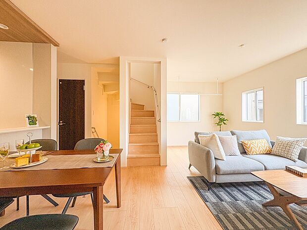 2号棟【LDK18帖】ダイニングテーブルを置いても十分な広さが確保されています。