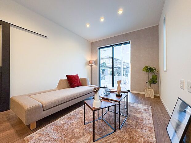 【リビング】インテリアショップで見掛けた「あの家具」も置ける、ゆったりとした空間。時に広さが上質な寛ぎの時間になる事も。