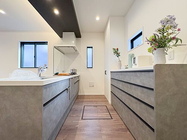 【キッチン】ナチュラルな自然光の中での調理。会話が弾む対面型キッチン。お洒落な食器類を余裕で収納できるスペース。動きやすい女性目線のキッチン動線。これからはお料理をつくる時間が劇的に変わりま…