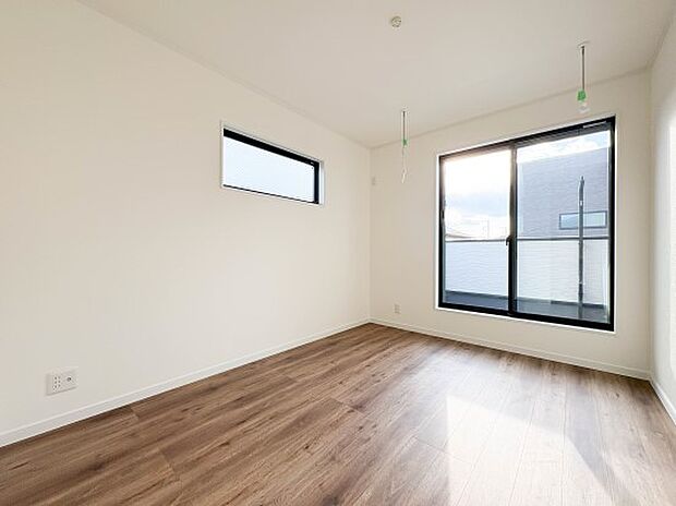 【寝室】シンプルな内装はおしゃれのポイントです。シンプルは華美より飽きがこないからです。色や模様でおしゃれ感をだす。それがシンプルイズビューティーです。