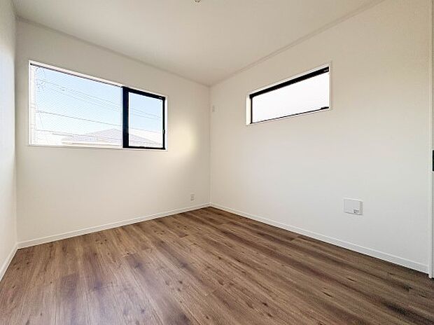 【子供部屋】お子様のお部屋にぴったりなクロークを備えたフローリング仕様の洋室です。