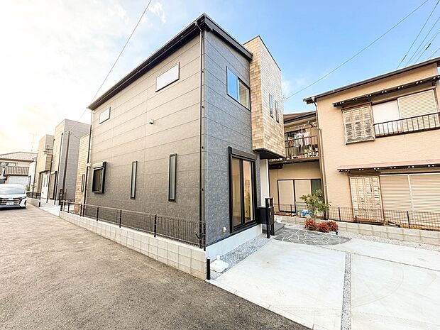 【前面道路】陽当りや通風性など各所に施された工夫で住みやすさを実現。部屋の大きさや周辺環境・街並など、資料には掲載していない情報が現地にはたくさんございます。是非ご確認下さい。