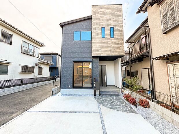 【1号棟】家族が自然と集まる18帖の広々LDKが魅力です 。リビングにはお洒落な折下げ天井もあり 、ゆとりのある空間で、ご家族とのゆったりとした時間をお過ごしいただけます。