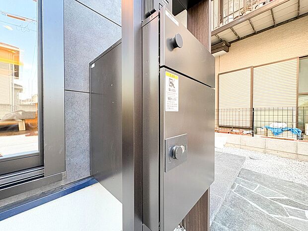 【宅配ボックス】好きな時間にいつでも荷物を受取れるため、到着時間を気にして自宅で待機したり、再配達の連絡をする手間がかかりません。共働きなど不在が多い方、ネット通販の利用が多い方に大変便利。…