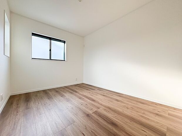 【洋室】柔らかな陽光とフローリングの色味が調和した快適な空間。