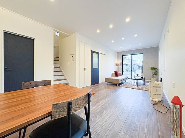 【ダイニング】ダイニングテーブルを置いても十分な広さが確保されています。