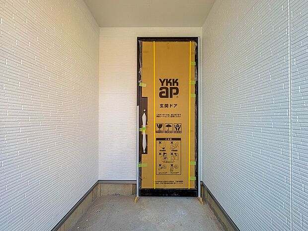 【玄関】家の顔となる玄関は、高いデザイン性が求められます。高級感と断熱性、防犯性に優れた玄関ドアを標準装備。ピッキング対策のセキュリティサムターン等、防犯に考慮しました。