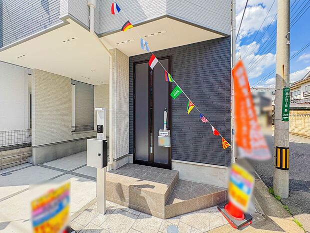 【玄関】家の顔となる玄関は、高いデザイン性が求められます。高級感と断熱性、防犯性に優れた玄関ドアを標準装備。ピッキング対策のセキュリティサムターン等、防犯に考慮しました。