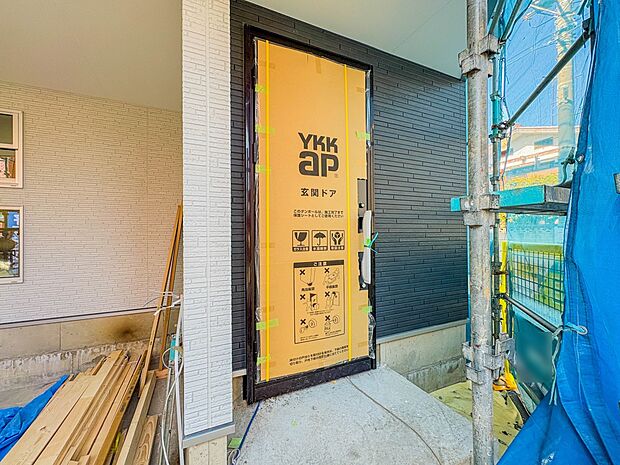 【玄関】家の顔となる玄関は、高いデザイン性が求められます。高級感と断熱性、防犯性に優れた玄関ドアを標準装備。ピッキング対策のセキュリティサムターン等、防犯に考慮しました。