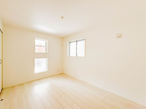 【子供部屋】お子様のお部屋にぴったりなクロークを備えたフローリング仕様の洋室です。