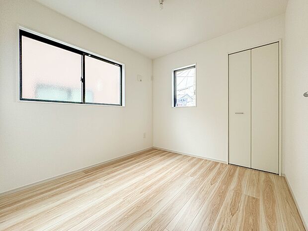 【子供部屋4.5帖】お子様のお部屋にぴったりなクロークを備えたフローリング仕様の洋室です。