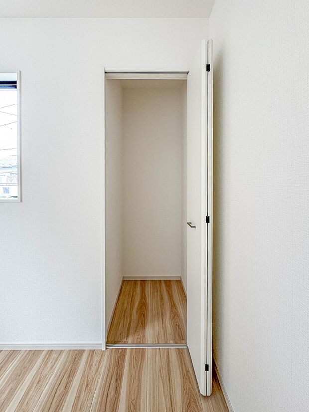 【収納 子供部屋4.5帖】各部屋を最大限に広く使って頂ける様、全居住スペースに収納付。プライベートルームはゆったりと快適に。