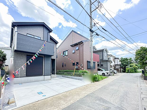 【前面道路】家の前をまっすぐの通りが走っている。クルマは少なく、人々は毎朝、ウォーキング、ジョギング、犬の散歩など、フリーな朝時間を過ごしている。