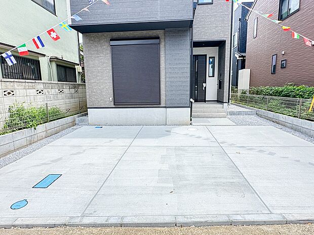 カースペース2台可/駐輪スペース。広々カースペースです。自転車、バイクなども置き場に困りません。