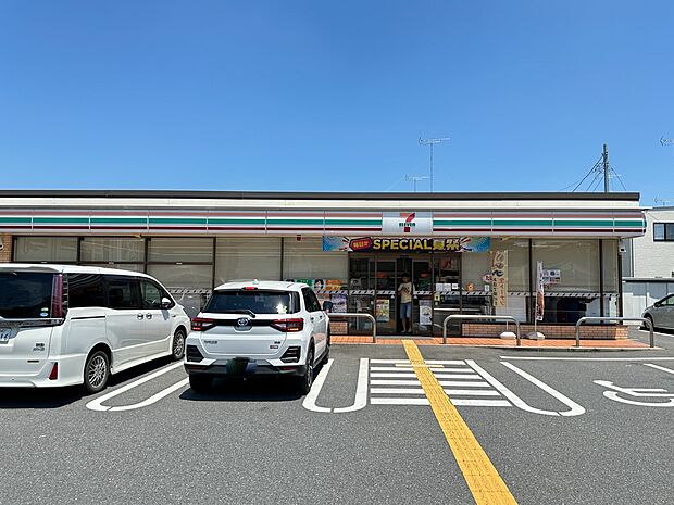 コンビニ 650m セブンイレブン上尾本町1丁目店(セブンイレブンは近くて便利を掲げています。近くとは、心の近さ。便利とはモノが期待以上の品質でお客さまに届くこと。セブン銀行など新しいサービ…