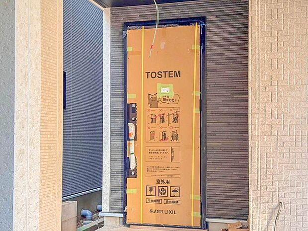 【玄関】玄関へ向かうまでのアプローチに漂う上質が期待感をもたせます。玄関は建物の顔。落着きを醸し出した自己主張が心に訴えてきます。