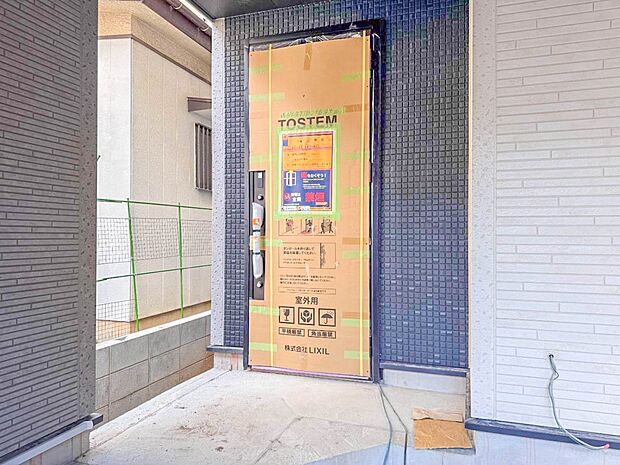 【玄関】玄関へ向かうまでのアプローチに漂う上質が期待感をもたせます。玄関は建物の顔。落着きを醸し出した自己主張が心に訴えてきます。