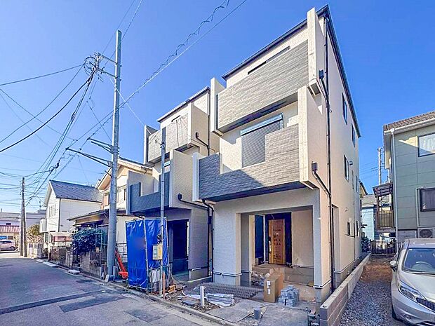 【外観】堂々たる趣ながら、主張し過ぎずどこか余裕を感じさせるシャープなフォルムで佇む邸宅は、晴天の空と照らし合わせる事で、本来あるべき完成形の姿を見せてくれます。