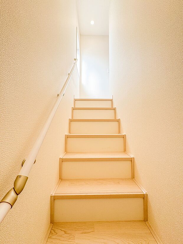 2号棟【手すり付き階段】手すりがないと階段の昇り降りで危険なことはもちろん、壁に手をつきながら歩くことで壁紙が汚れやすくなります。すべての方に快適に昇り降りしていただくため、手すりを設置しま…