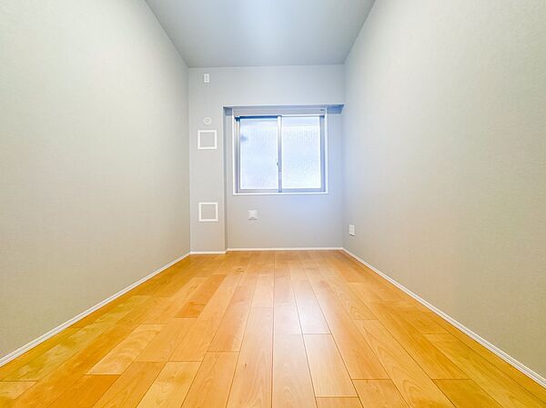 【洋室5帖】リビング横の洋室のお部屋は、お子様が遊ぶスペースとしてもピッタリ。