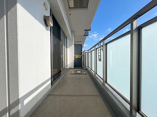 【バルコニー】南西角部屋・2面バルコニーという特性を活かし、明るく開放的な空間を実現した住まいです。