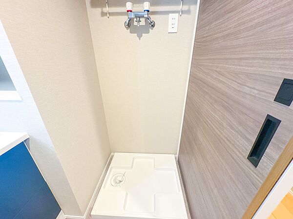 【ランドリースペース】毎日使う洗濯機。しっかりと奥行きのある置き場が確保されています。