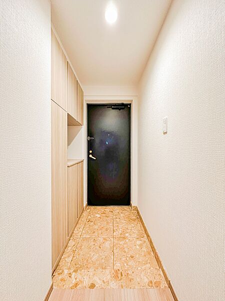 【玄関】玄関はおうちの顔と言われます。玄関アプローチは、外観デザインの印象を左右します。ご家族の個性を出しながら、素敵な玄関でお客様をお迎えしてください。