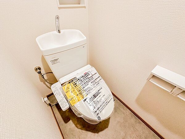 【トイレ】トイレ・ウォシュレット付。快適で衛生的な洗浄機能付温水シャワートイレです。