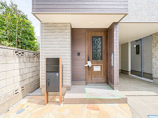 【玄関】家の顔となる玄関は、高いデザイン性が求められます。高級感と断熱性、防犯性に優れた玄関ドアを標準装備。ピッキング対策のセキュリティサムターン等、防犯に考慮しました。