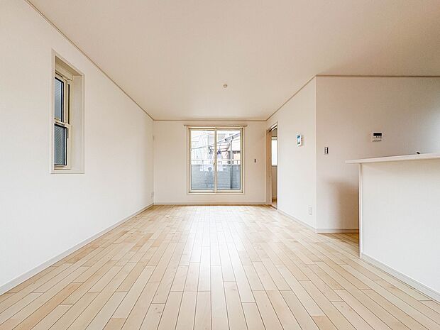 【LDK14.9帖】うららかな陽射しがどのお部屋にも降り注ぎますように、快適さを追求した間取設計。得難い立地環境での生活を恵みの豊かな永住の地へと変えてくれます。
