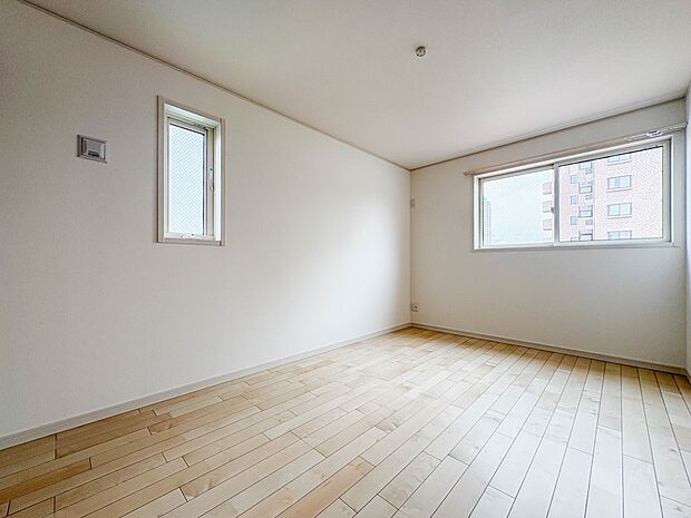 【子供部屋6.4帖】お子様のお部屋にぴったりなクロークを備えたフローリング仕様の洋室です。