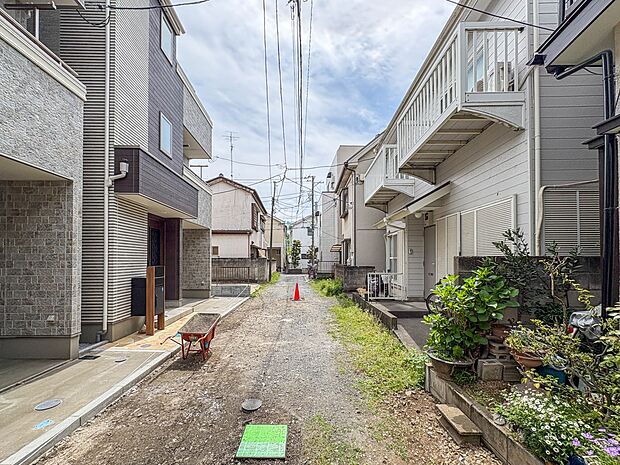 【前面道路4ｍ】車の通行が少ないので、静かな住環境を維持することができます。