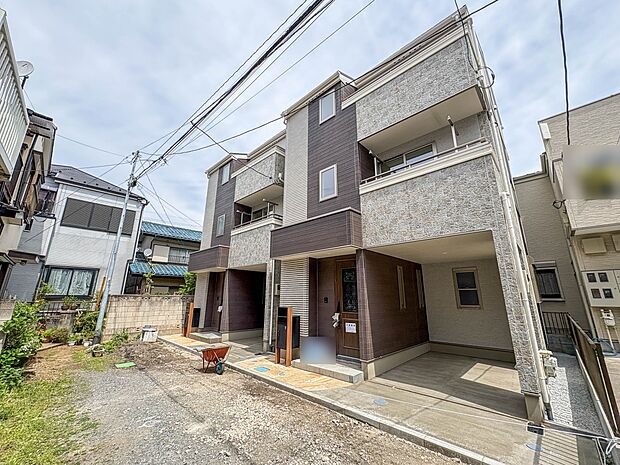 【外観】家族の温かさと陽光の暖かさ、楽しい毎日と明るい未来を予感させる「空間が織り成すひとつ先の住み心地」を演出します。