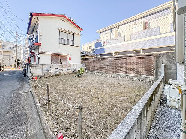 【現地】陽あたりの良さは必須条件。家族の温かさと陽光の暖かさ、楽しい毎日と明るい未来を予感させる。