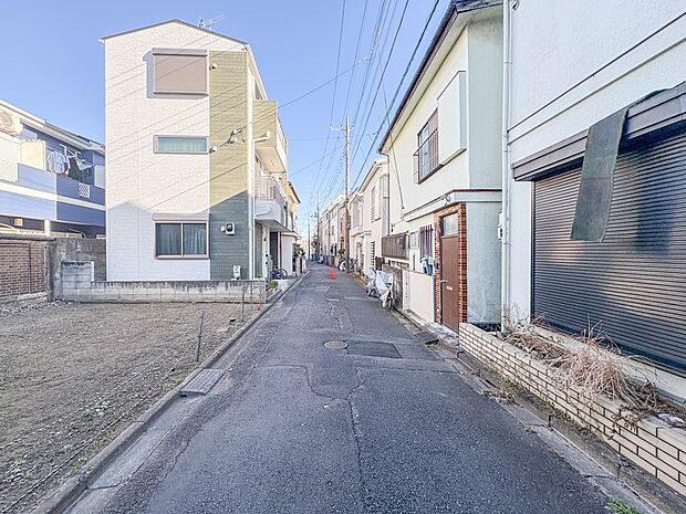 【前面道路4ｍ】車の通行が少ないので、静かな住環境を維持することができます。