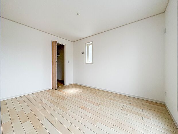 【子供部屋6.3帖】お子様のお部屋にぴったりなクロークを備えたフローリング仕様の洋室です。